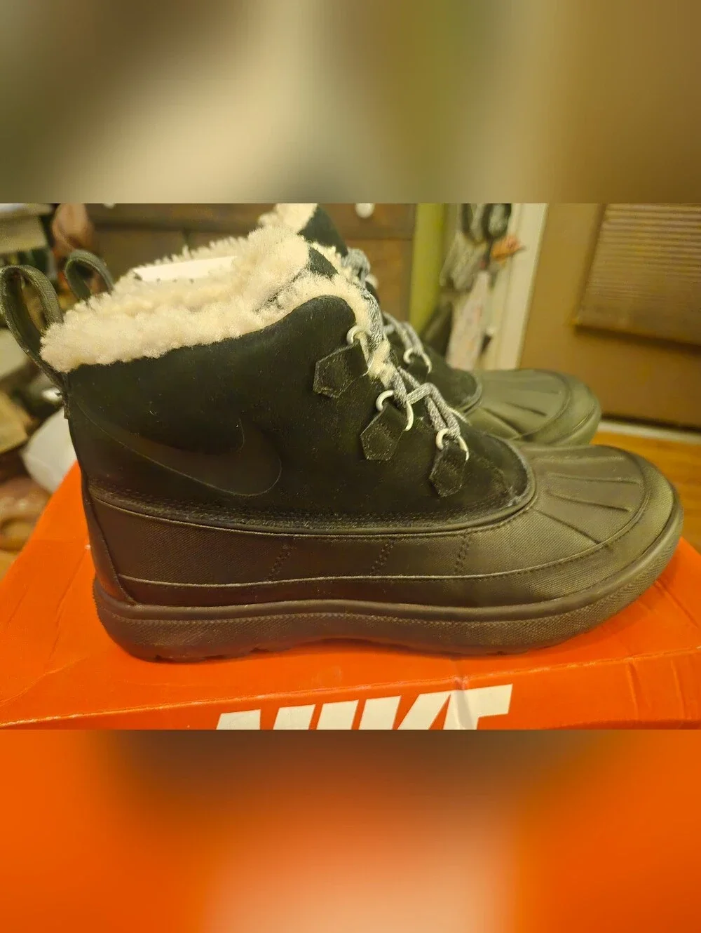 Nike Women's Woodside II Chukka Boots Size 10